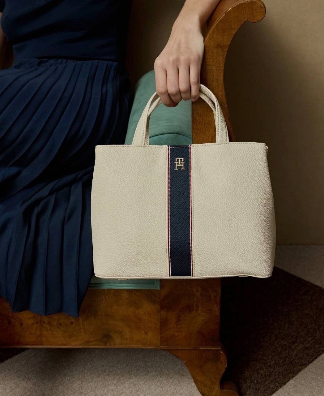 Tommy Hilfiger TH Monogram Satchel Soft Cream