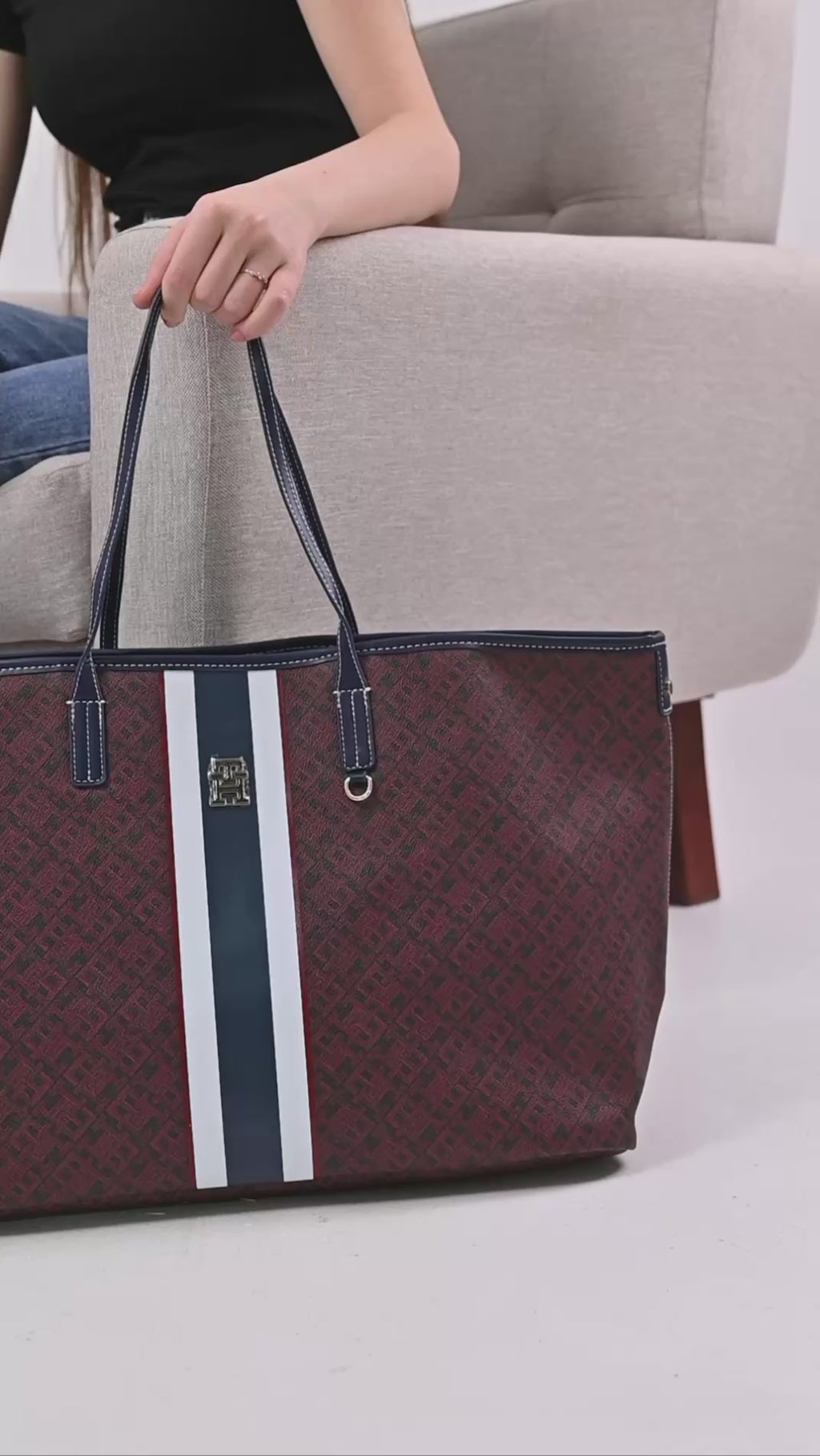 Tommy Hilfiger TH Monoplay Tote Bag And Pouch Burgundy