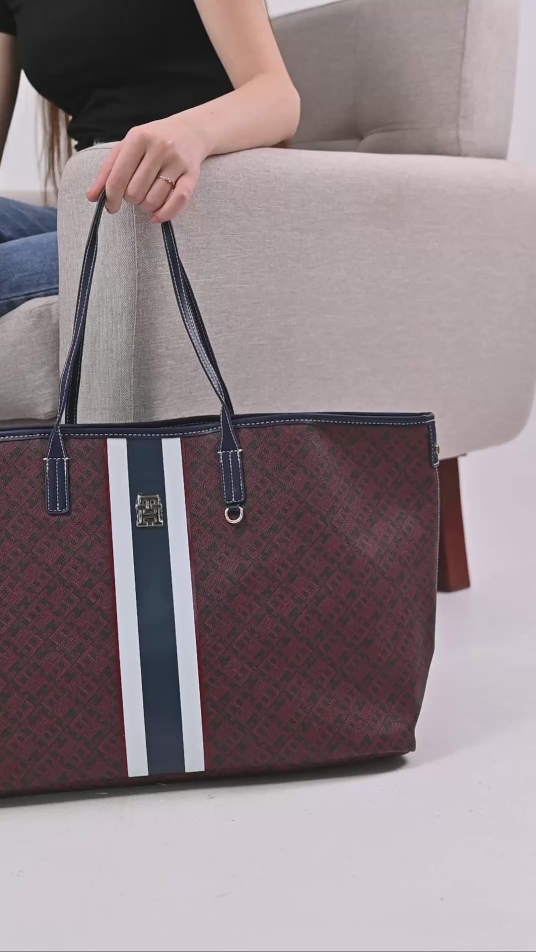 Tommy Hilfiger TH Monoplay Tote Bag And Pouch Burgundy