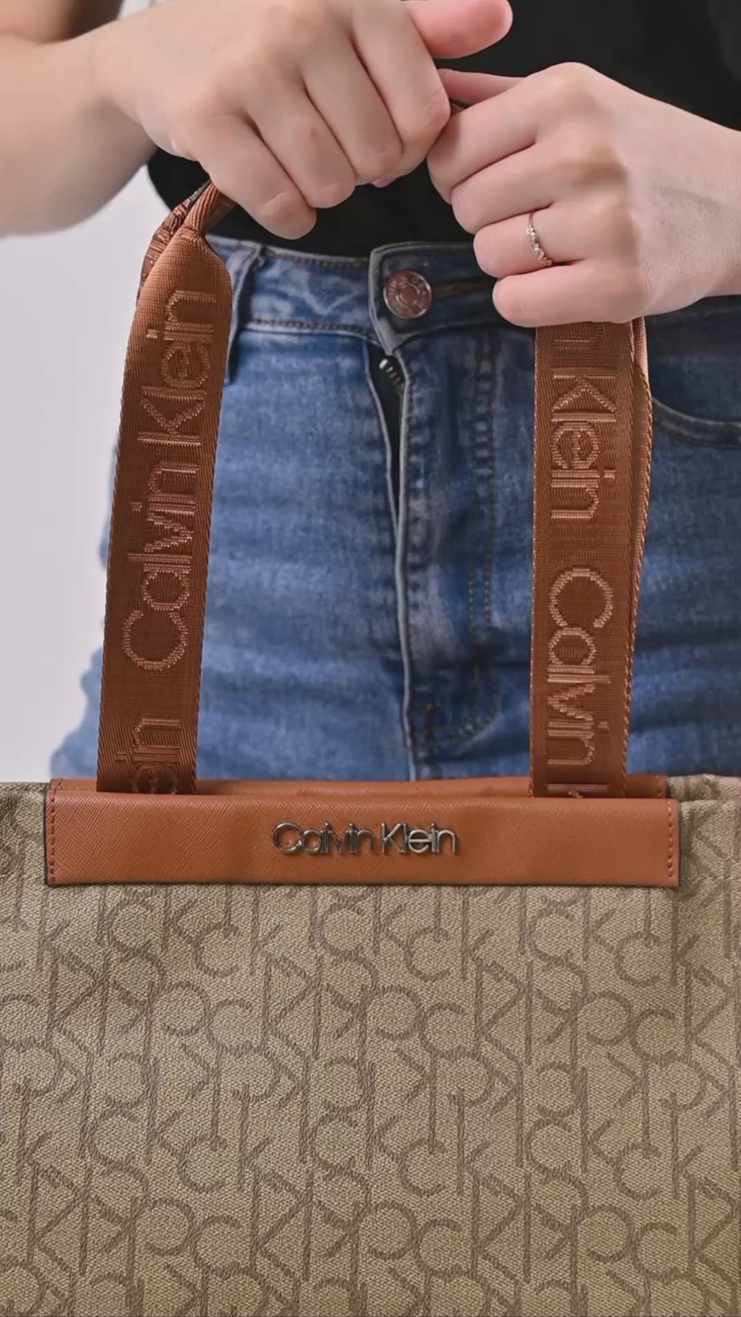 Calvin Klein MUST MEDIUM TOTE - Handbag - chanterelle mono jacquard